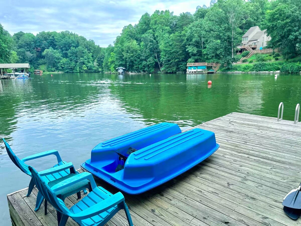 Dual sided docks on either side of the boat lift.  A floating dock on one side (bring your own boat to enjoy your lake trip!) a fixed dock on the other. 