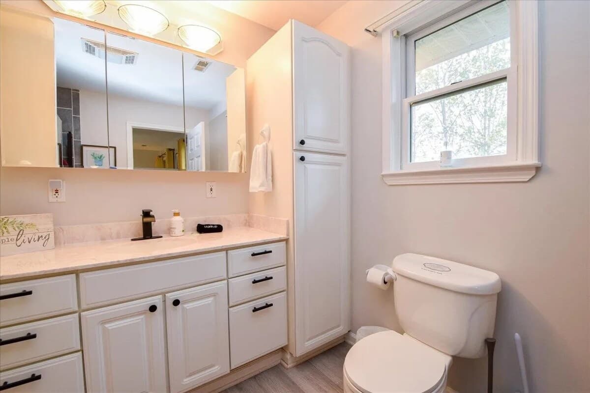 Master Bath: 
Extra-long vanity & linen tower — morning routines made easy for big groups. Spa-worthy walk-in shower — your private rinse-off after the dock. large bathroom, double vanity space, extended stay ready, group friendly