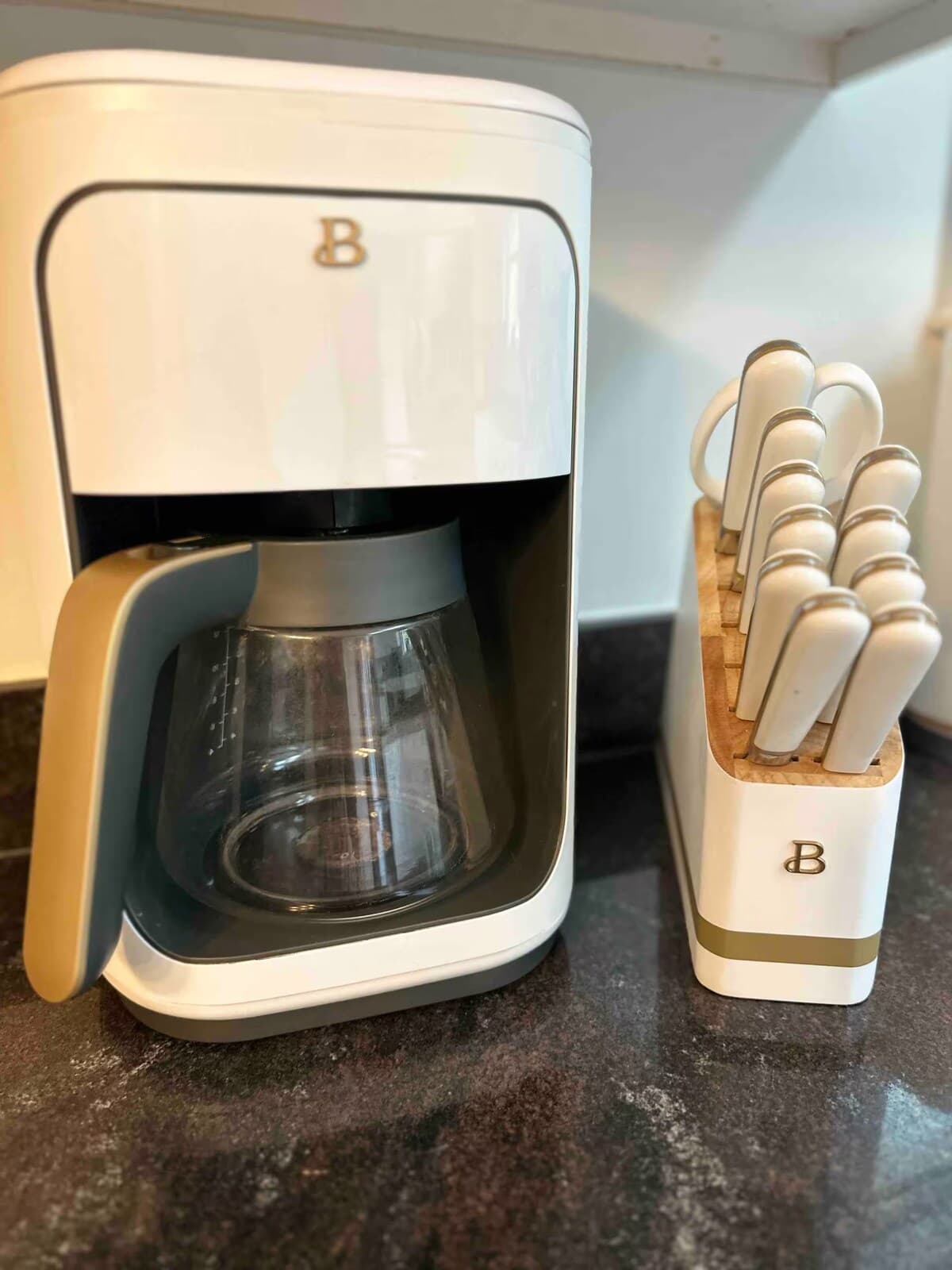 Premium coffee maker & full knife set — cook in like you'd do at home.
drip coffee maker, fully stocked kitchen, knife set, granite countertops, morning coffee, full kitchen,  chef-ready.
