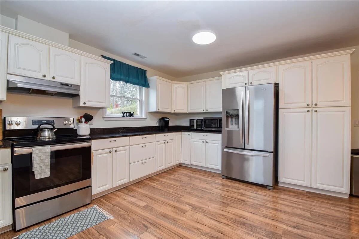All kitchen essentials provided — just bring the groceries.
fully stocked kitchen, all appliances provided, small & large appliances, cutlery, plates, cups, bowls, coffee maker, knife set, essentials provided, vacation  ready, turnkey rental.