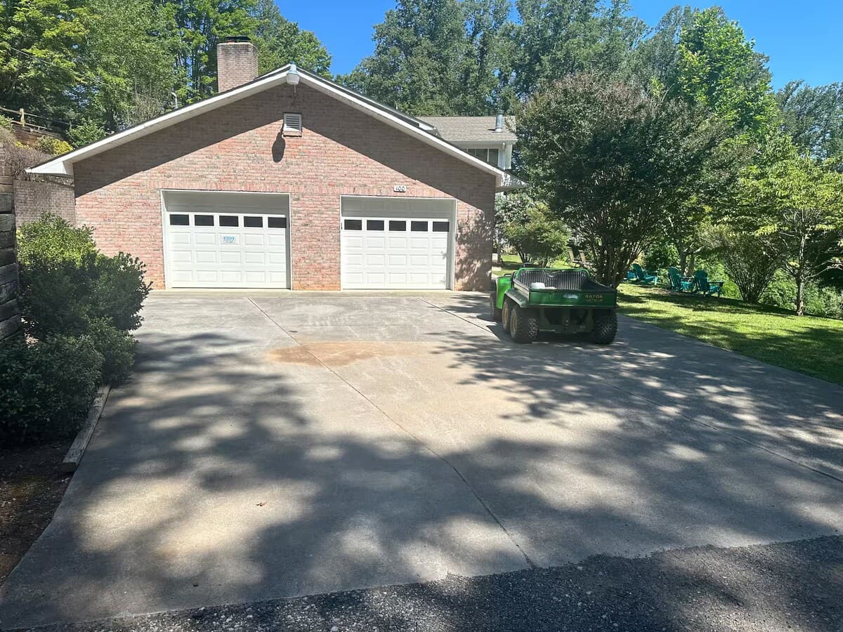 Very wide driveway — extra parking for groups always available. The more the merrier.

free parking, driveway parking,multi-car parking, group parking, brick exterior, Smith Mountain Lake rental.