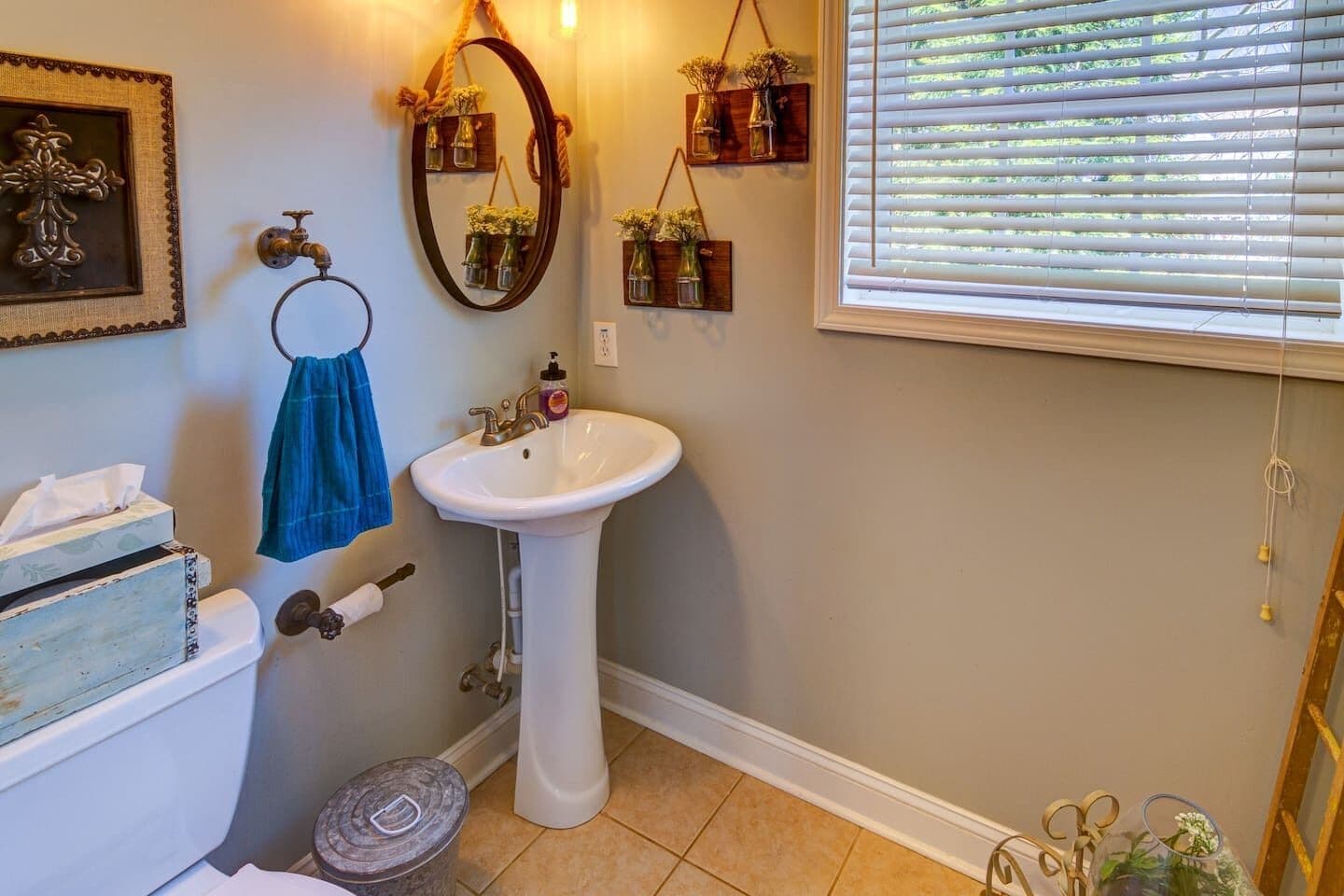Main floor 1/2 bath
