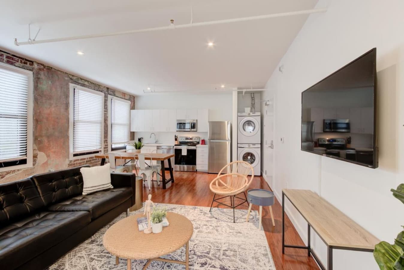 Bask in natural daylight for a boost of alertness. The apartment has a spacious living area—a comfy sitting spot for Netflix and chill. A 4-seater table to enjoy a tasty meal, have a coffee, or get some work done.