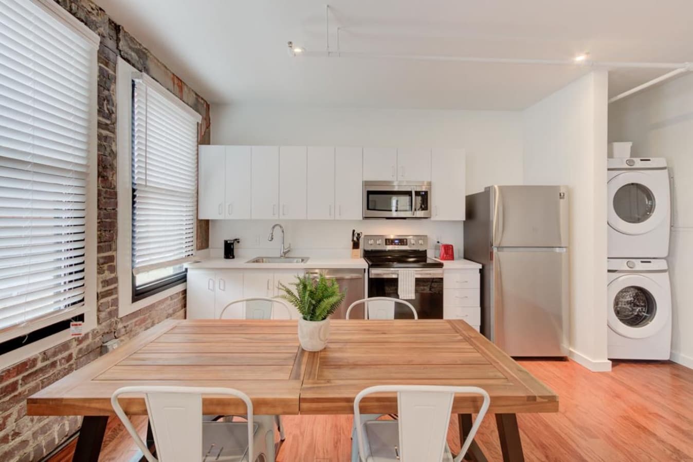 Modern and practical kitchen appliances have all the basics to warm up leftovers or takeout food and even cook up a quick hearty meal. Pots, pans, salt, pepper, olive oil, and all that jazz you’ll need for your stay. Oh, and a dishwasher too!