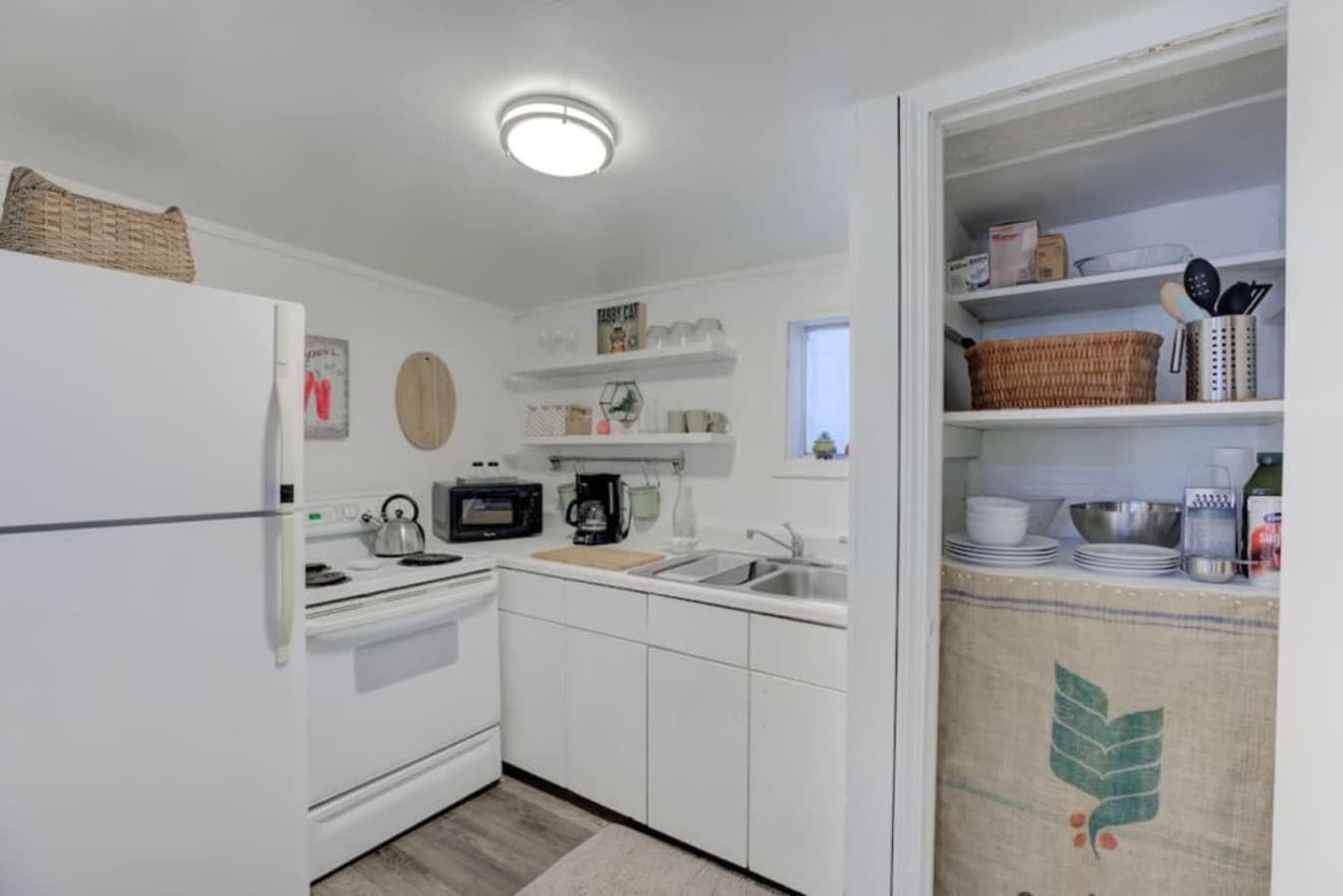 A separate functional kitchen in the guest room