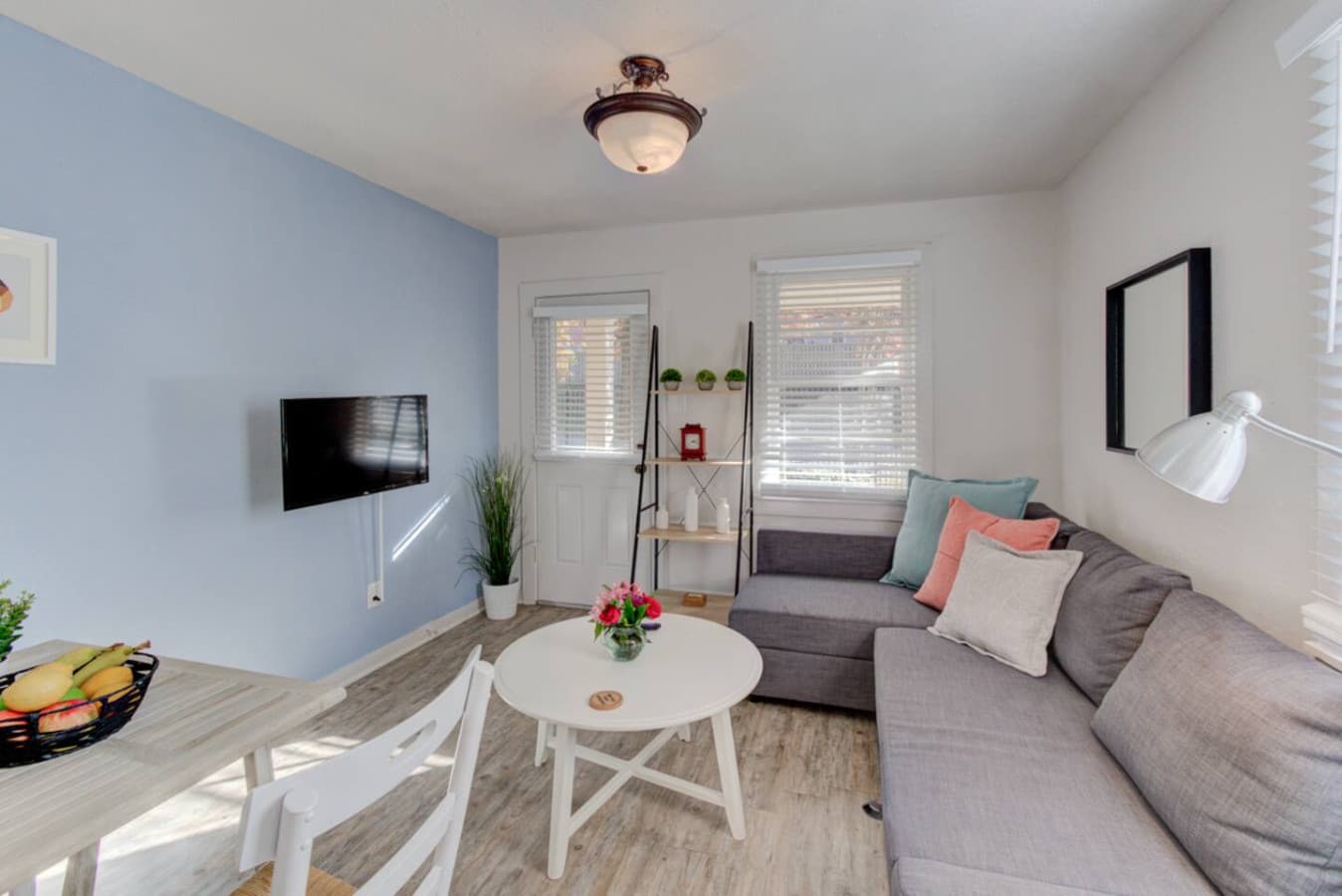 Relax in comfort—your Memphis living room retreat with Smart TV awaits.