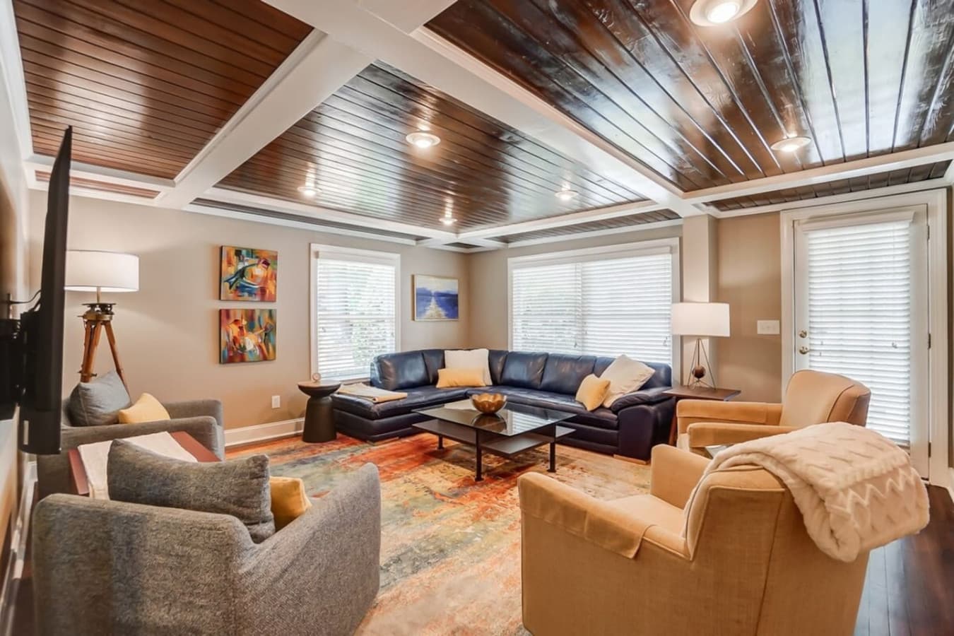 Immerse yourself in comfort with your entire group in this living room. Enjoy a smart TV, equipped with a variety of apps for endless entertainment.