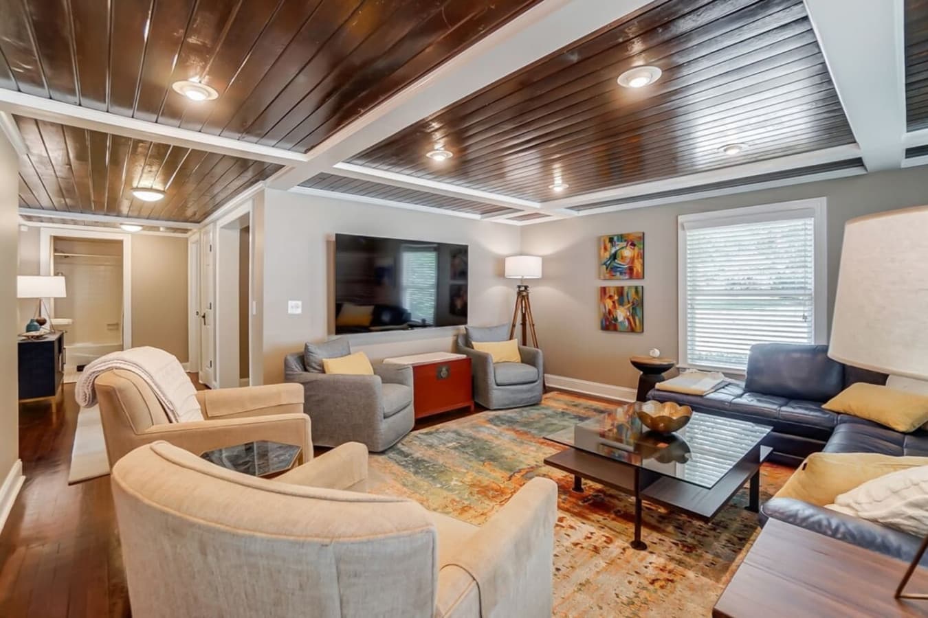 Immerse yourself in comfort with your entire group in this living room. Enjoy a smart TV, equipped with a variety of apps for endless entertainment.