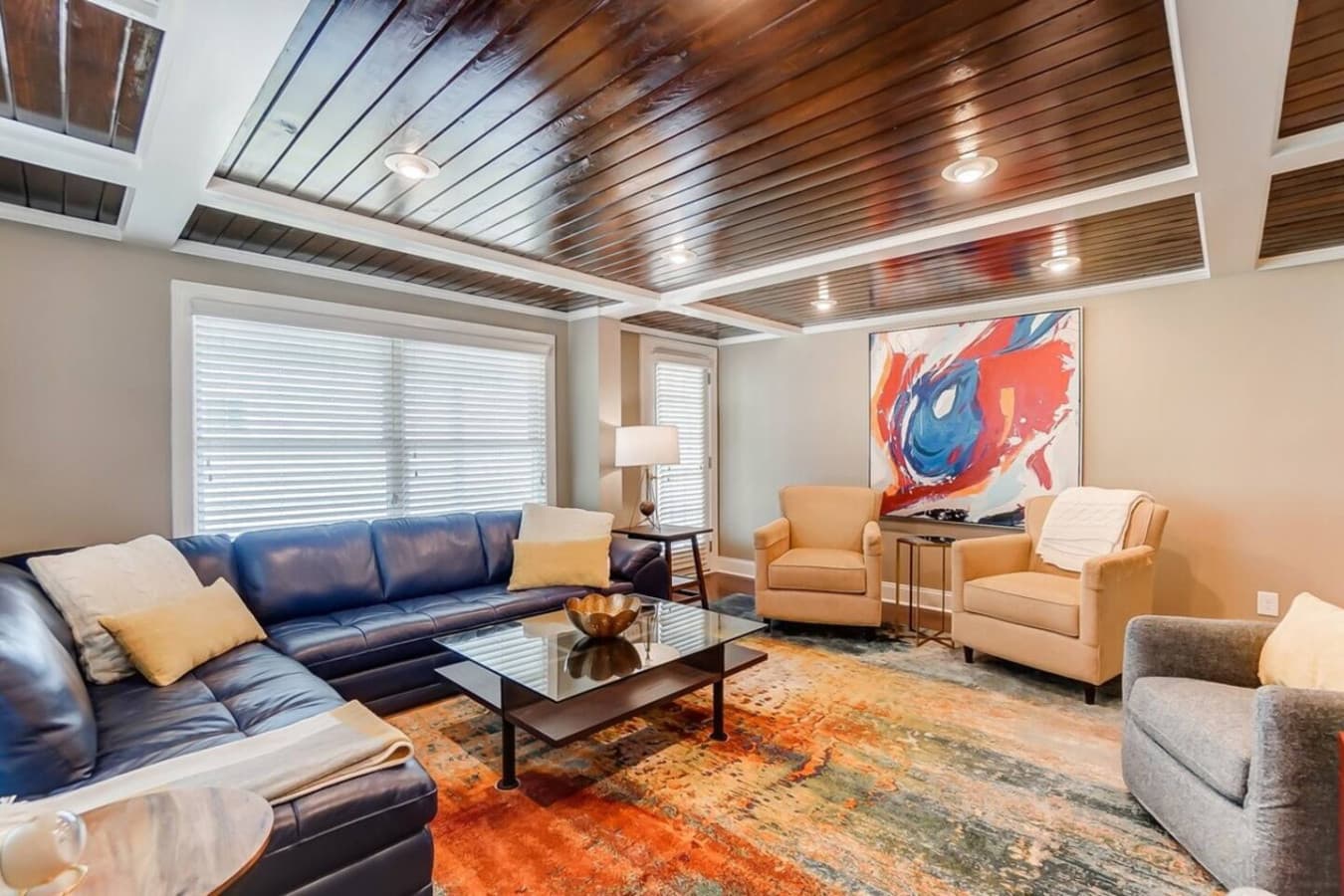 Immerse yourself in comfort with your entire group in this living room. Enjoy a smart TV, equipped with a variety of apps for endless entertainment.