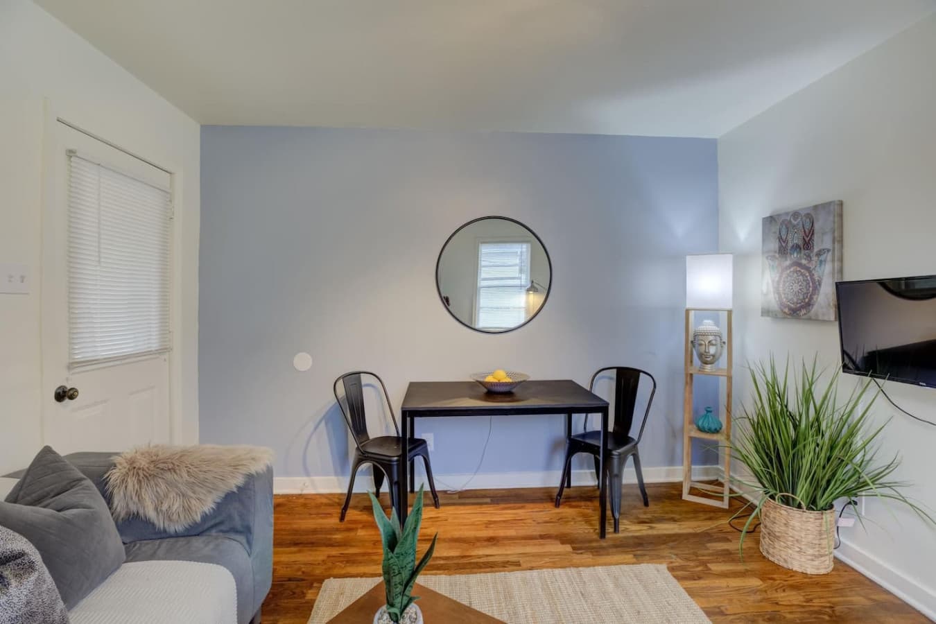 tream, snack, or relax—smart TV, sofa seating, and dining for two await.