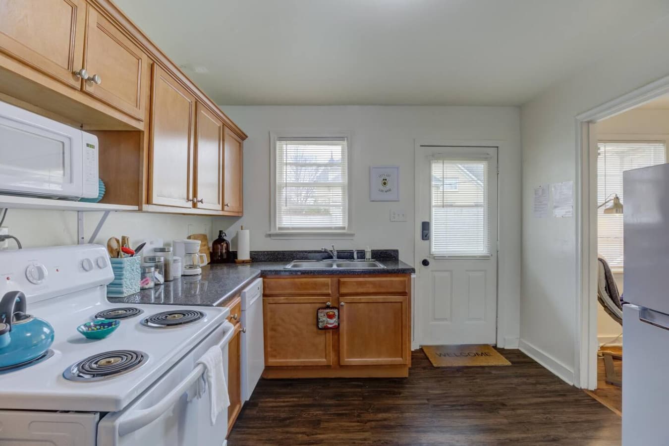 Full kitchen setup—clean, practical, and ready for use.
(please note that the dishwasher is currently not available)