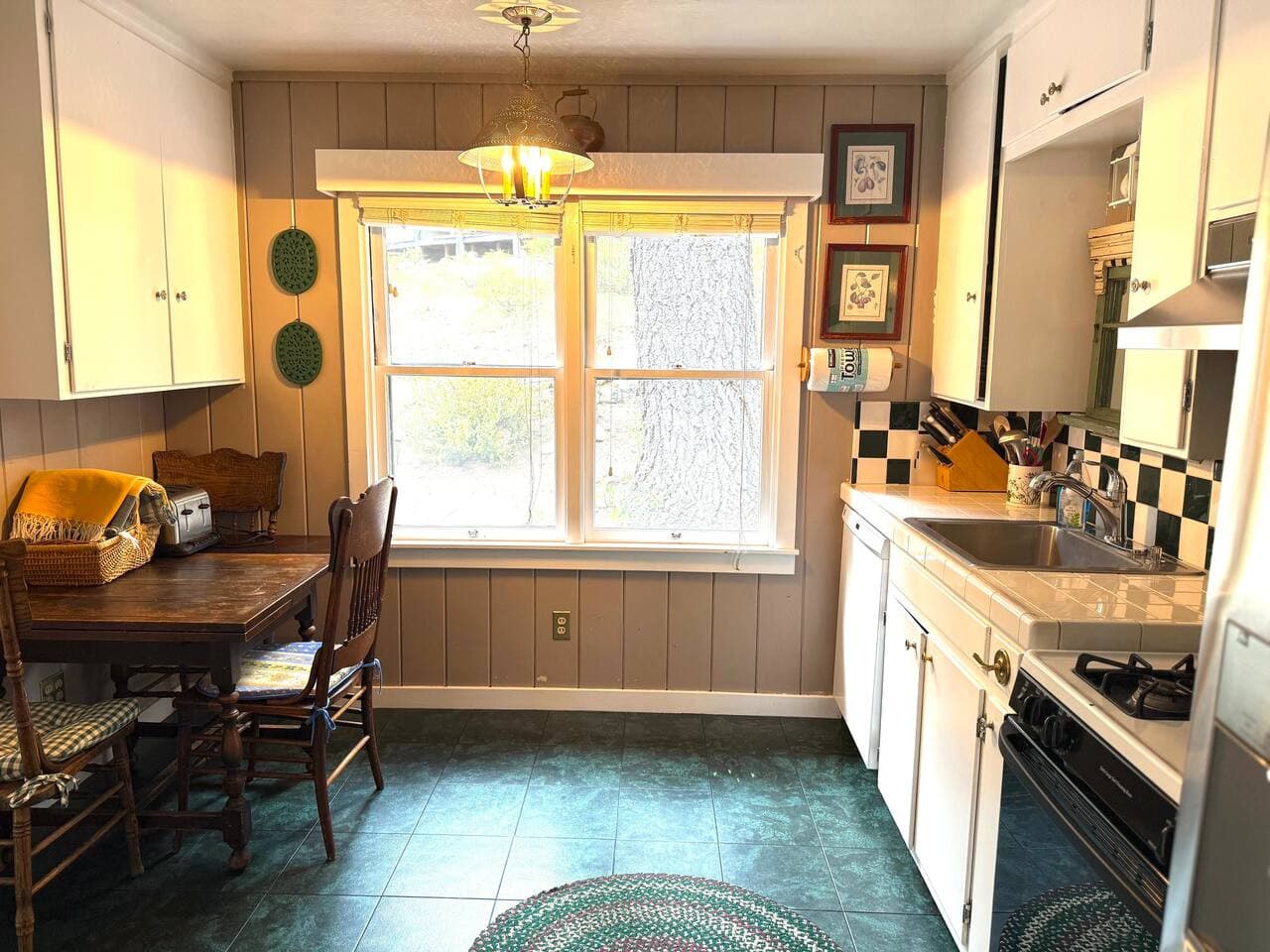 Cook, sip, snack, repeat—this kitchen does it all.