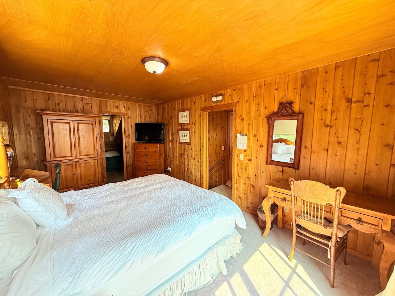 Work, rest, or both—your king-size retreat has you covered.