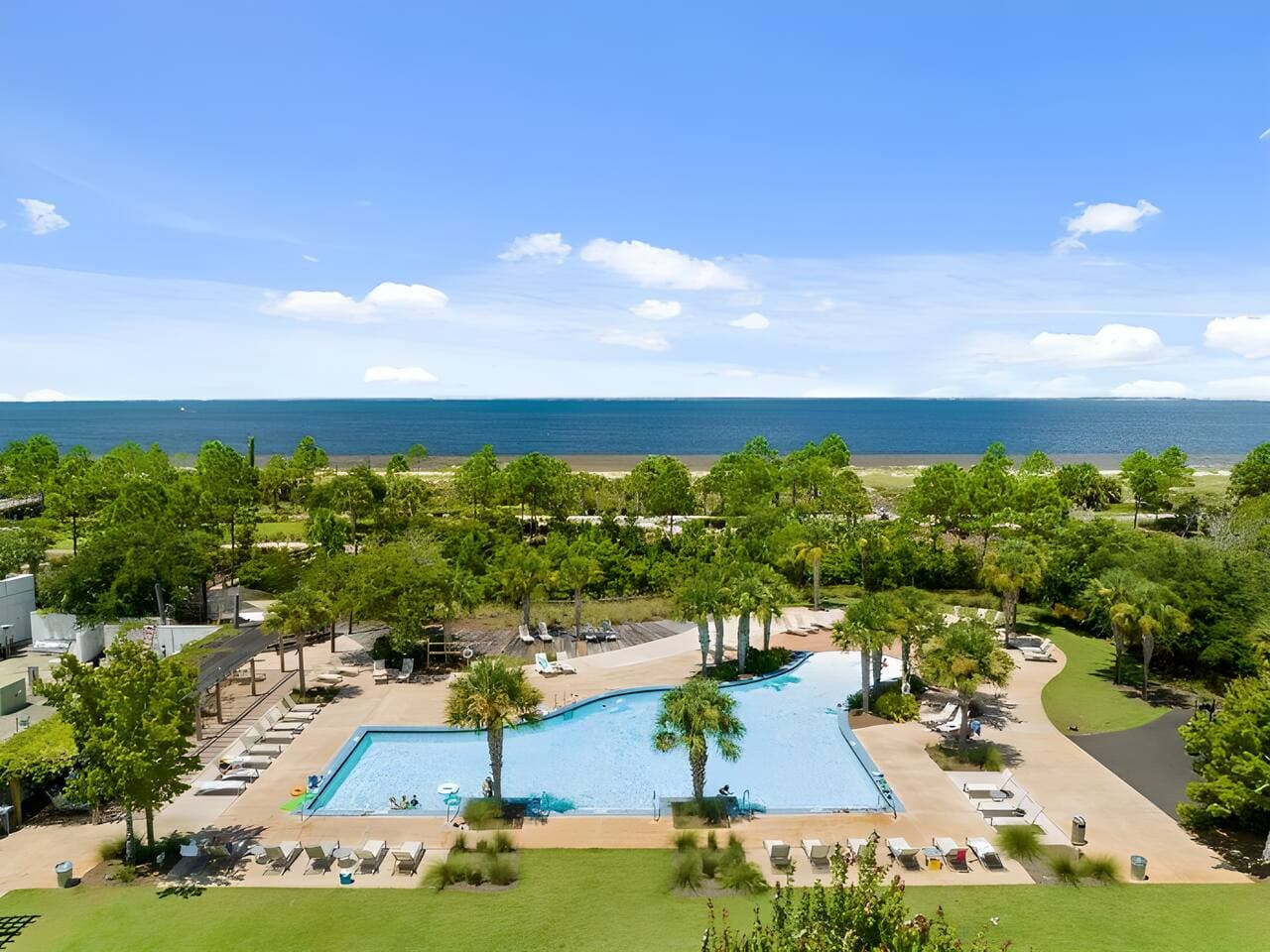 Resort style Pool - less than 5 min drive
