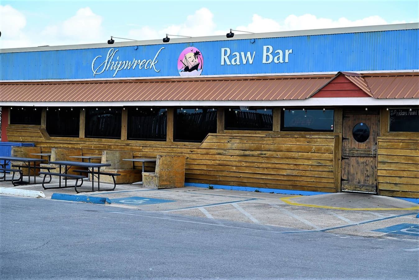4-min drive. A laid-back, coastal spot known for fresh oysters, hearty seafood platters, and an easygoing atmosphere. Guests love the friendly service, generous portions, and relaxed “Old Florida” vibe—perfect for a casual night out after the beach.