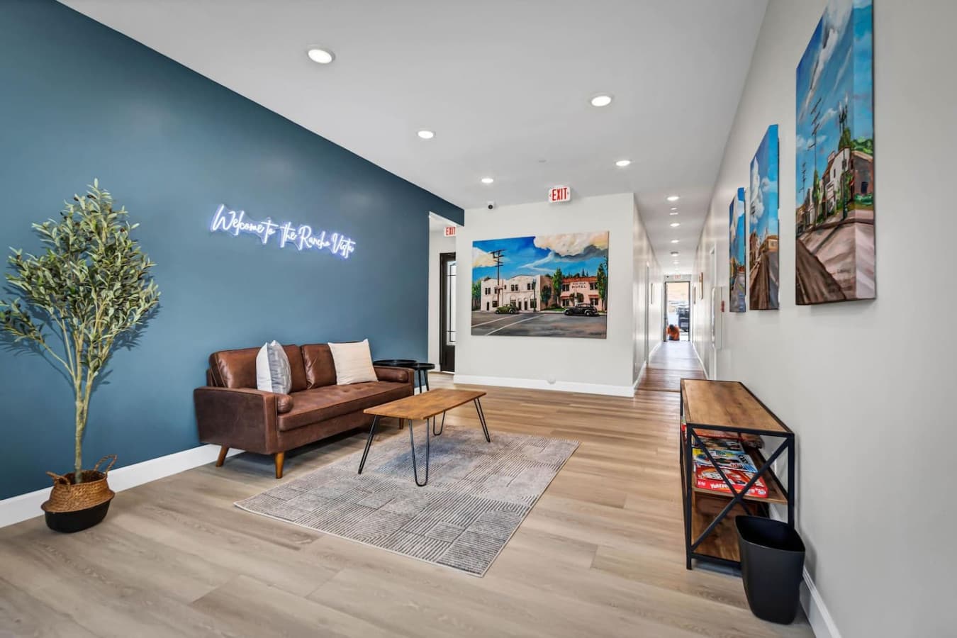 Kick back on the leather couch or challenge friends to a board game in our inviting lobby space. ️