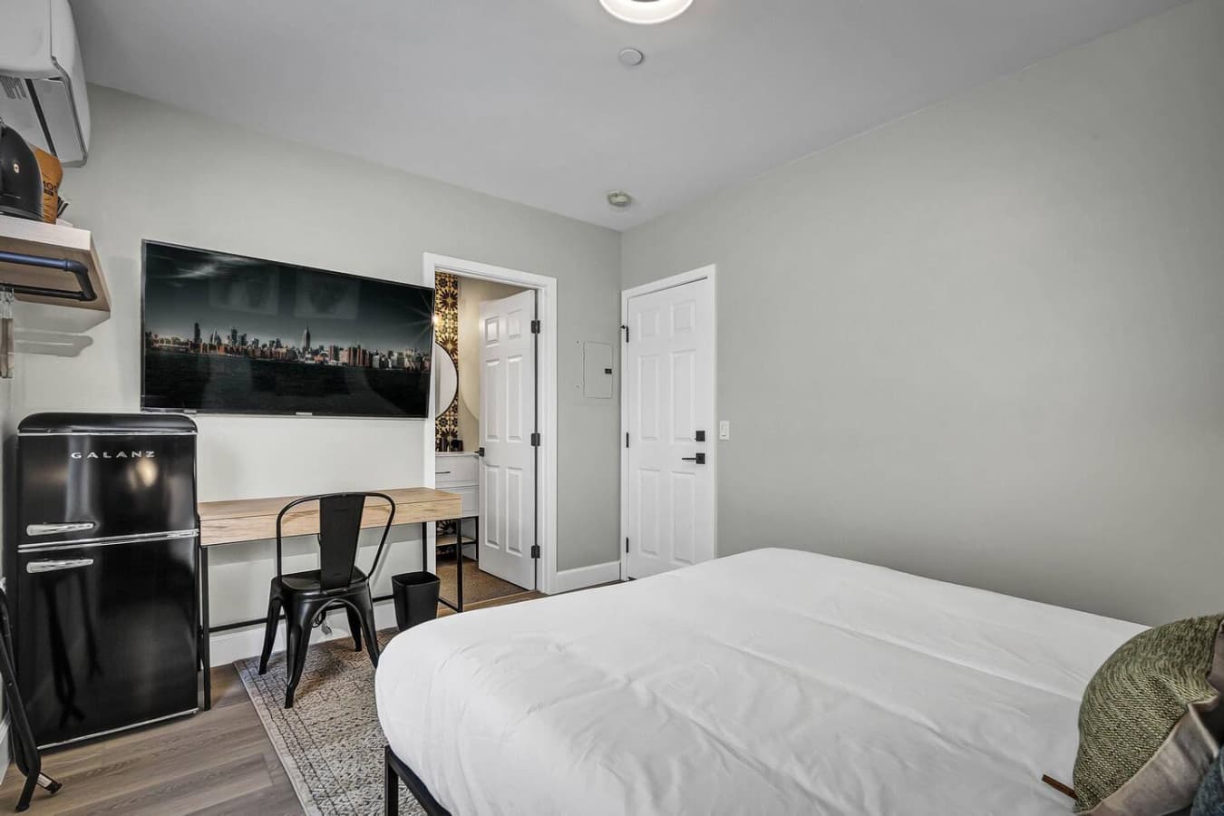 Wake up, stretch out, and step right into productivity! ️ With the workspace and fridge just steps away from your cozy queen-size bed!