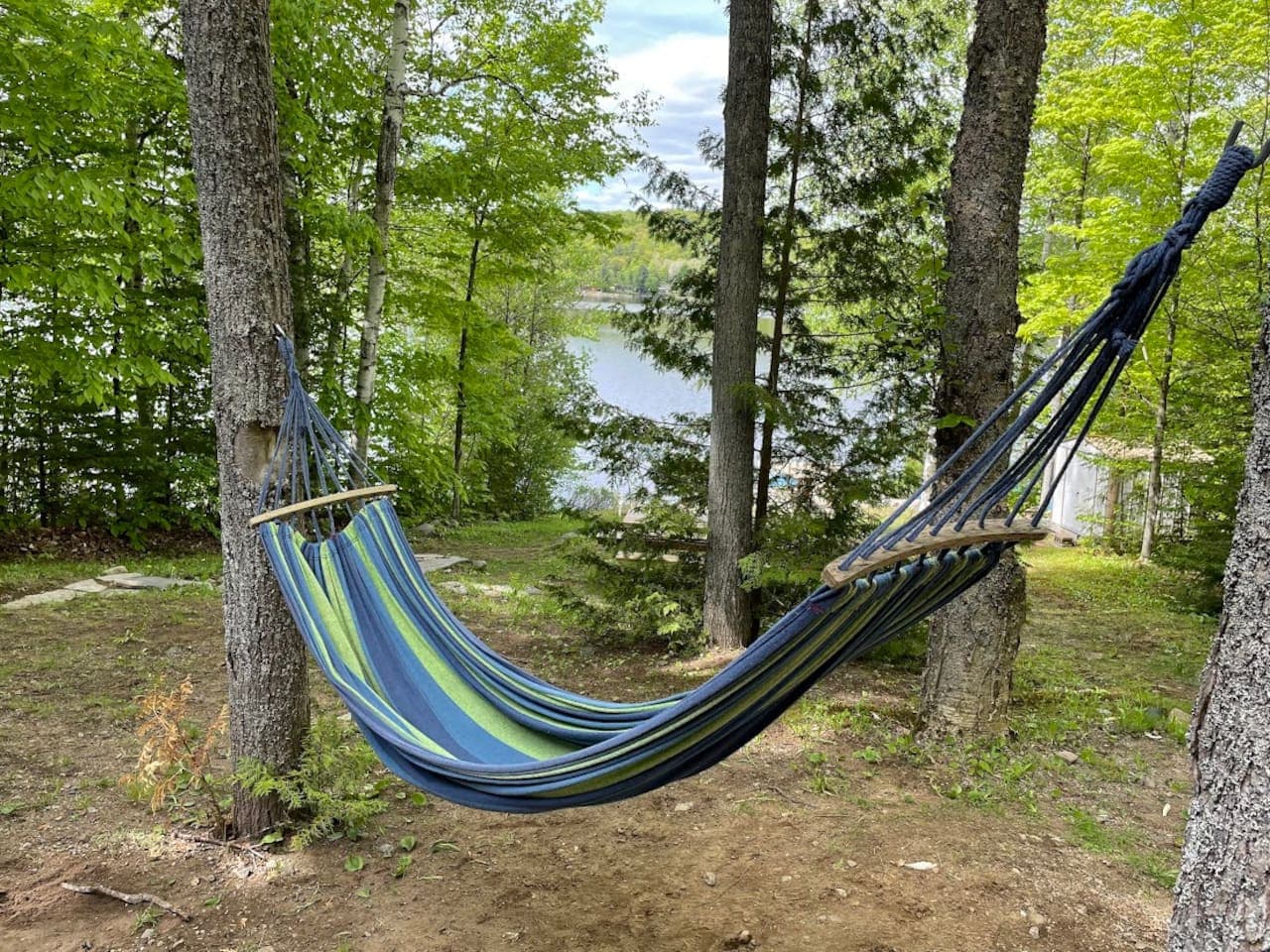 The only dilemma you should have is to nap or to read in this relaxing outdoor hammock.