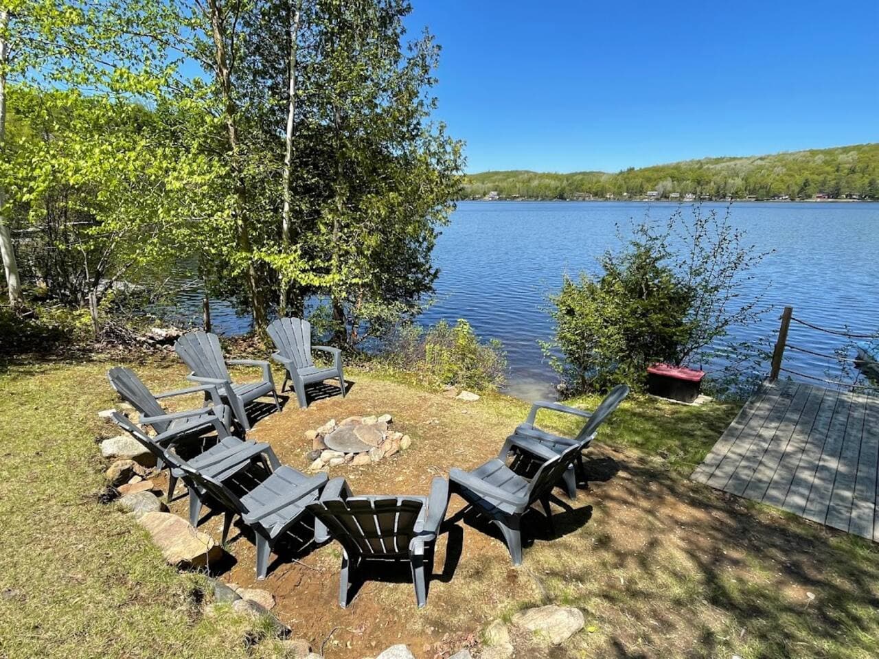 A perfect lakeside spot for storytelling, stargazing, and marshmallow toasting.