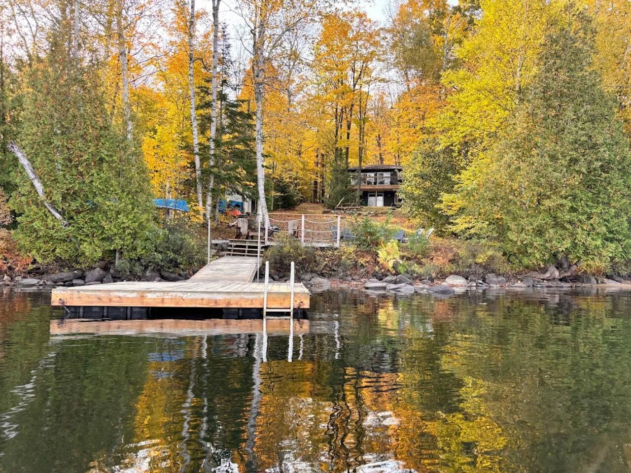 Home with all your needs, paddle boats, canoes, firepit, and starry skies. This is lake life at its best!