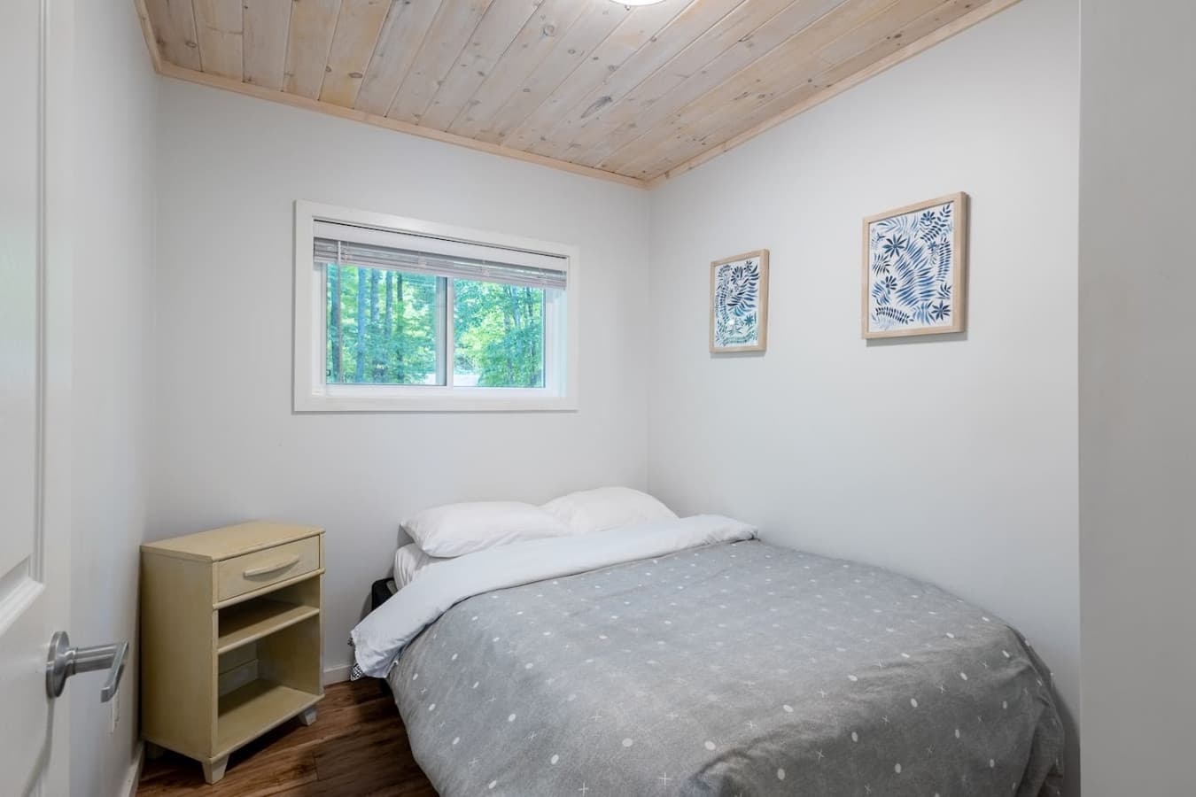 Simple, bright, and cozy—this double bed makes for a good night's sleep.