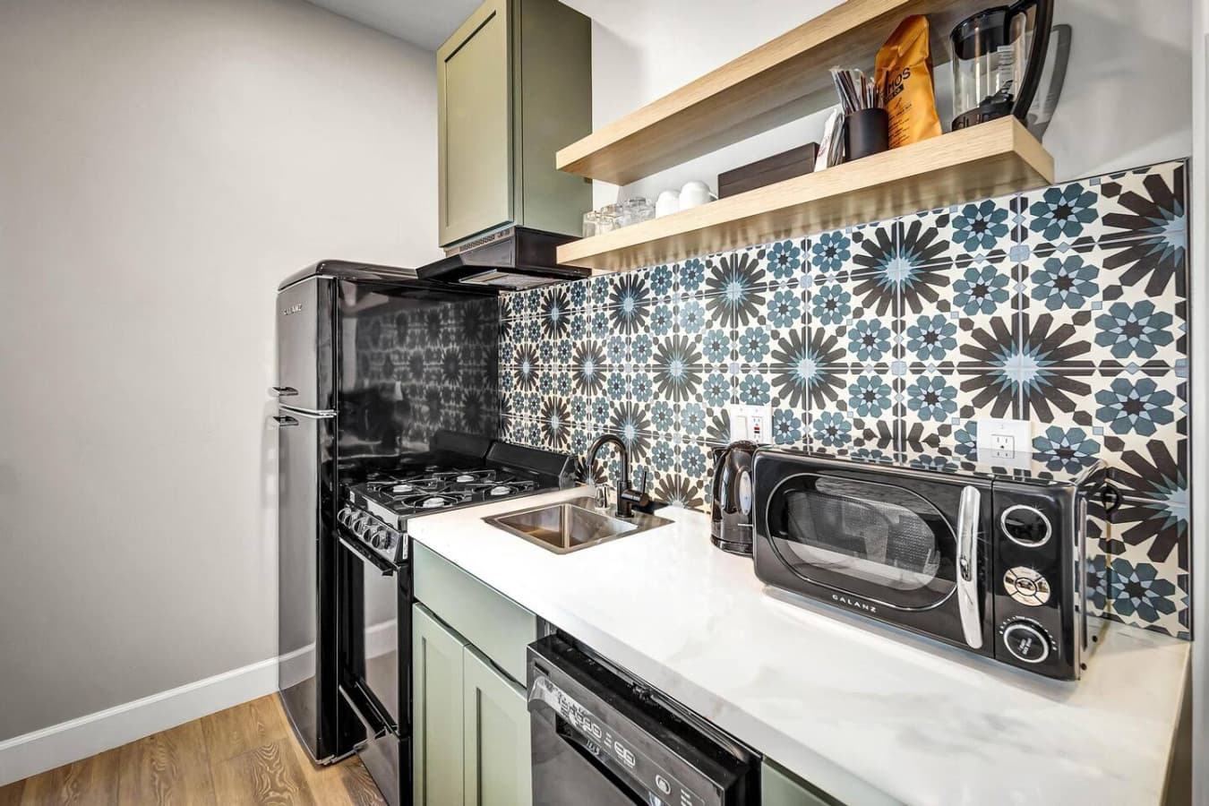 From morning coffee to midnight snacks, this kitchen is always open! ☕