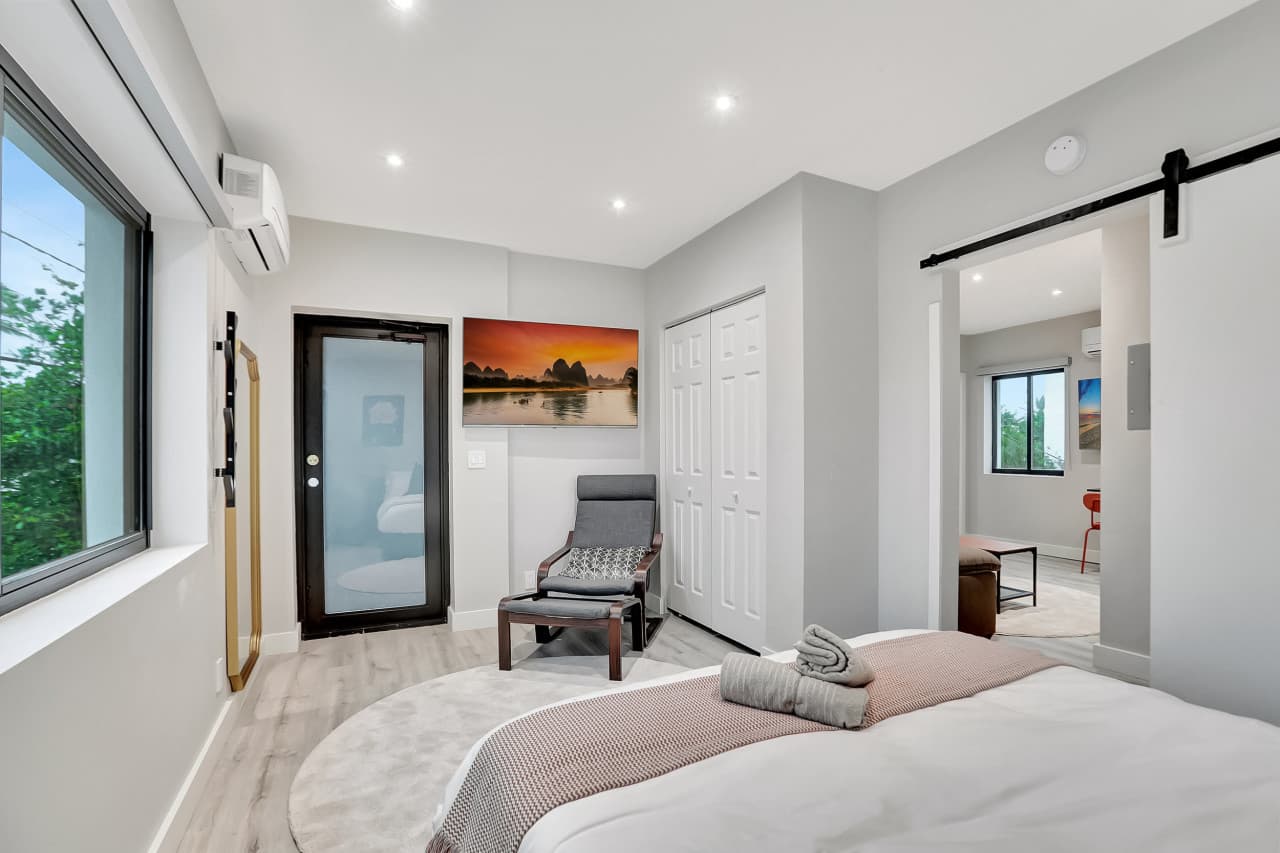 Condo Right off Las Olas - Steps to FTL Beach #1A