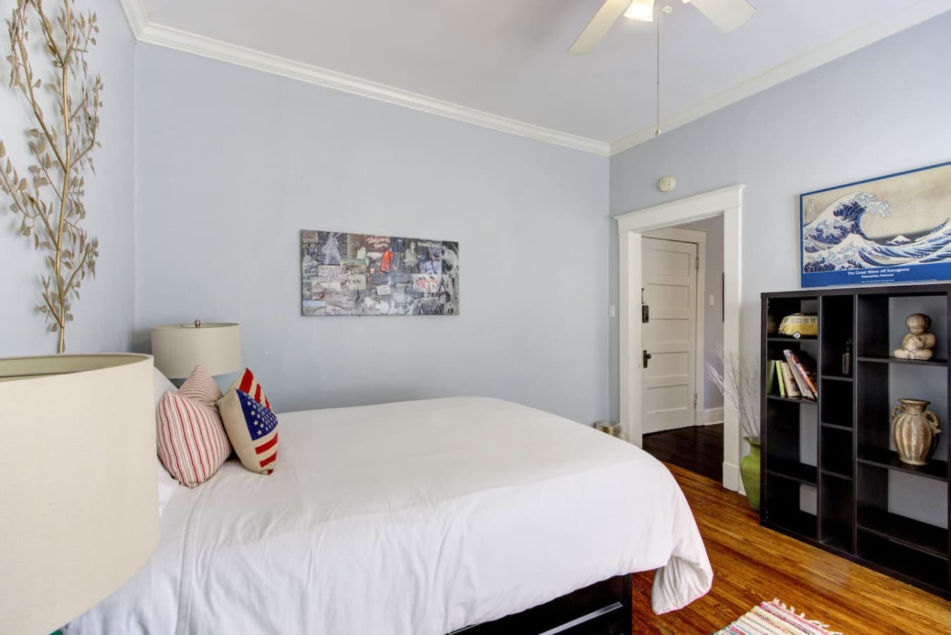 Bedroom with a queen sized bed with fresh comfy linens.