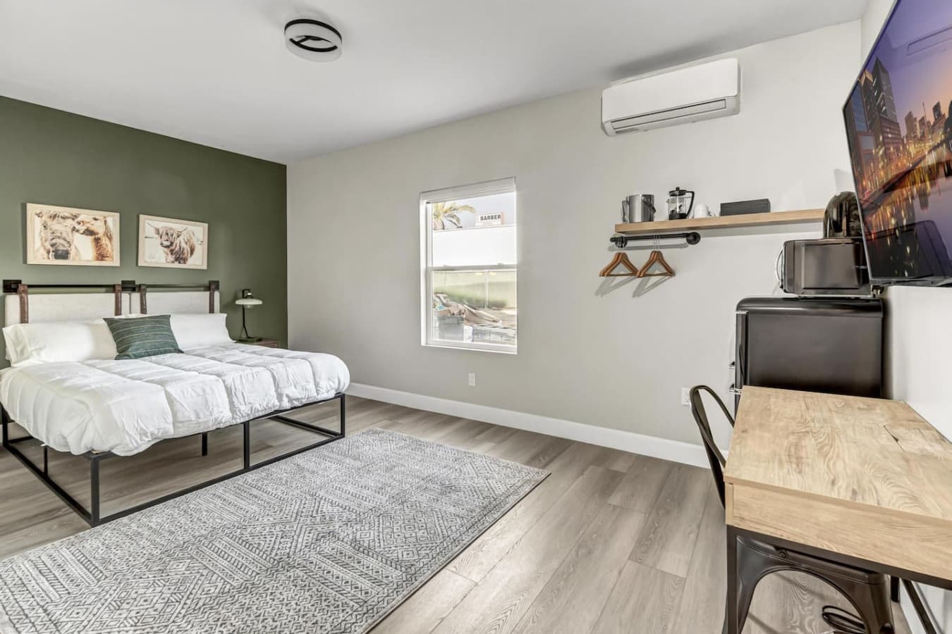 From bed to desk in no time—everything you need is right at your fingertips in this perfectly arranged room. ️
