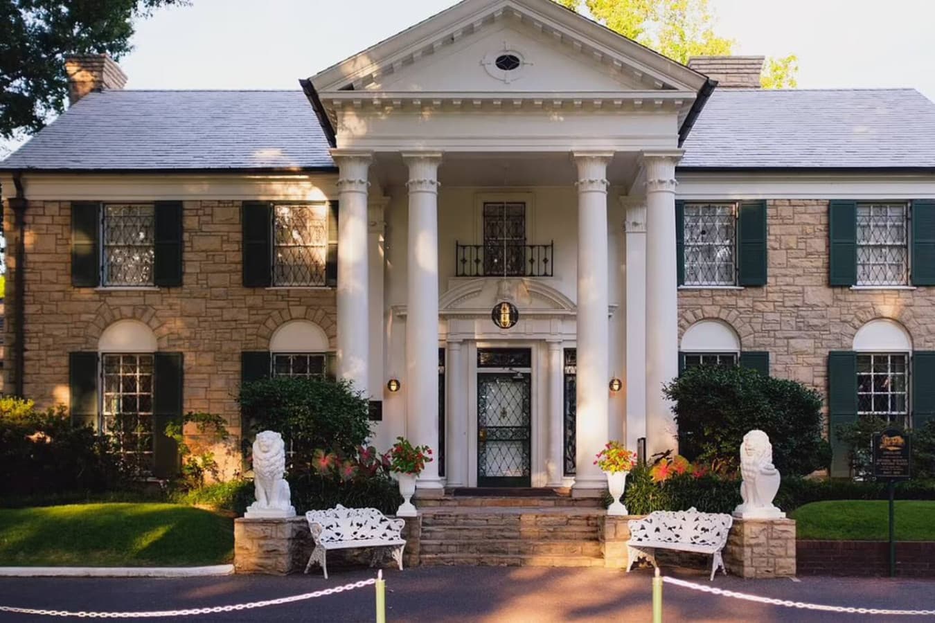Blue suede shoes optional—Graceland is a quick 15-minute ride away.