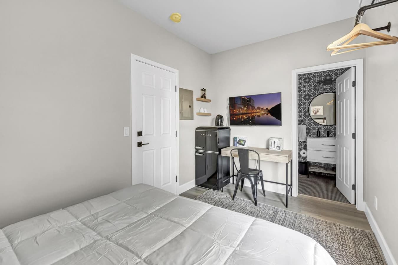 Roll out of bed and right into your workspace—because convenience is the key! ✨