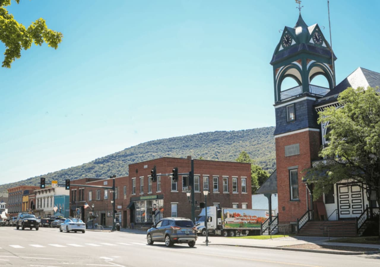 Historic Downtown Bristol – 5 min drive - A charming Main Street filled with local shops, cafés, galleries, and classic Vermont character. Great for strolling, shopping, and grabbing a bite.