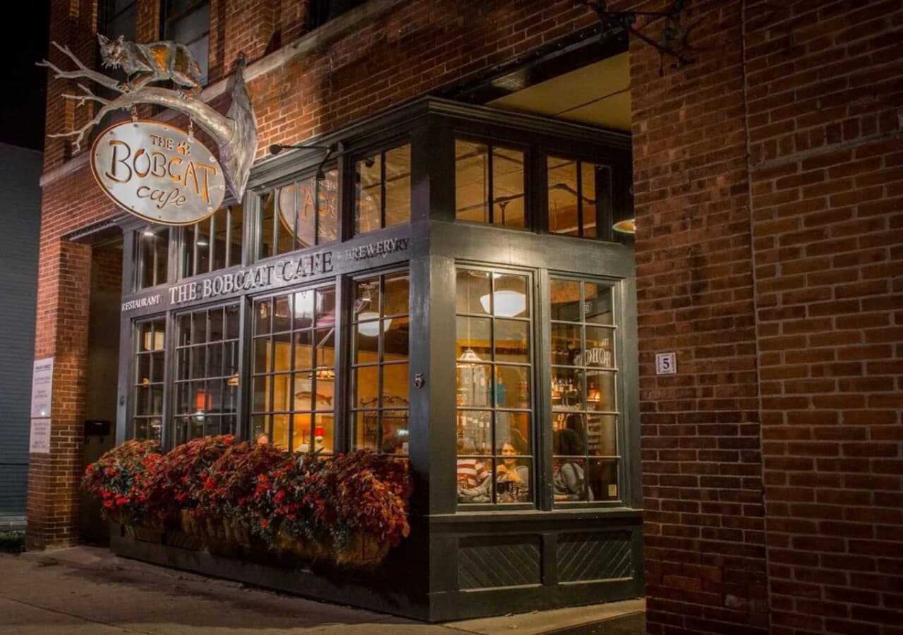 Bobcat Café & Brewery – 5 min drive - A local favorite serving craft beer, wood-fired pizza, and hearty comfort food in a relaxed atmosphere.