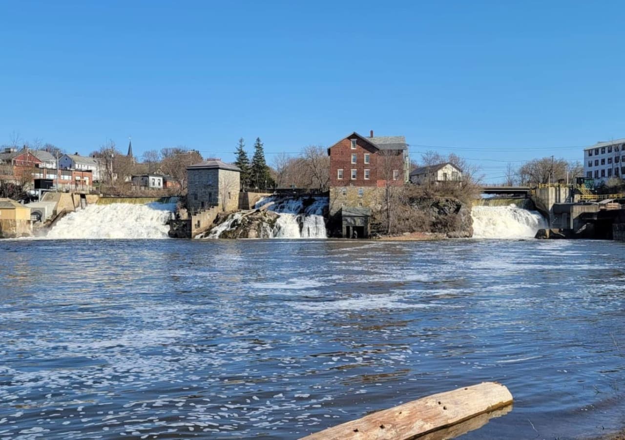 Vergennes Falls Park – 20 min drive - A beautiful riverside park featuring dramatic waterfalls, walking paths, and picnic spots in Vermont's smallest city.