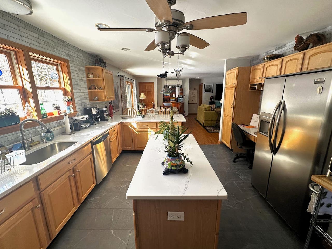 Fully equipped kitchen ready for everyday meals or special dinners.