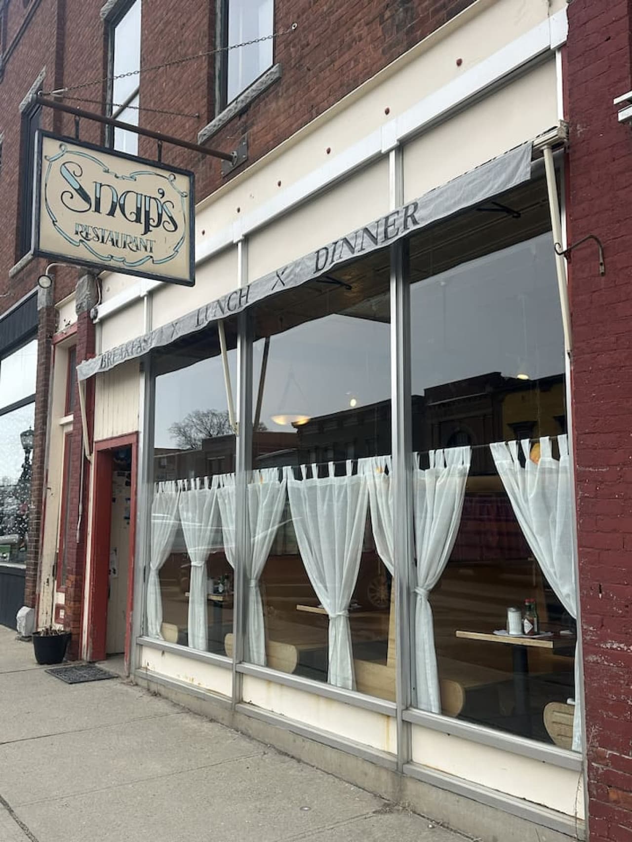 Snaps Restaurant – 6 minutes drive – A charming eatery offering creative American dishes, fresh ingredients, and a welcoming atmosphere perfect for both casual meals and special occasions.