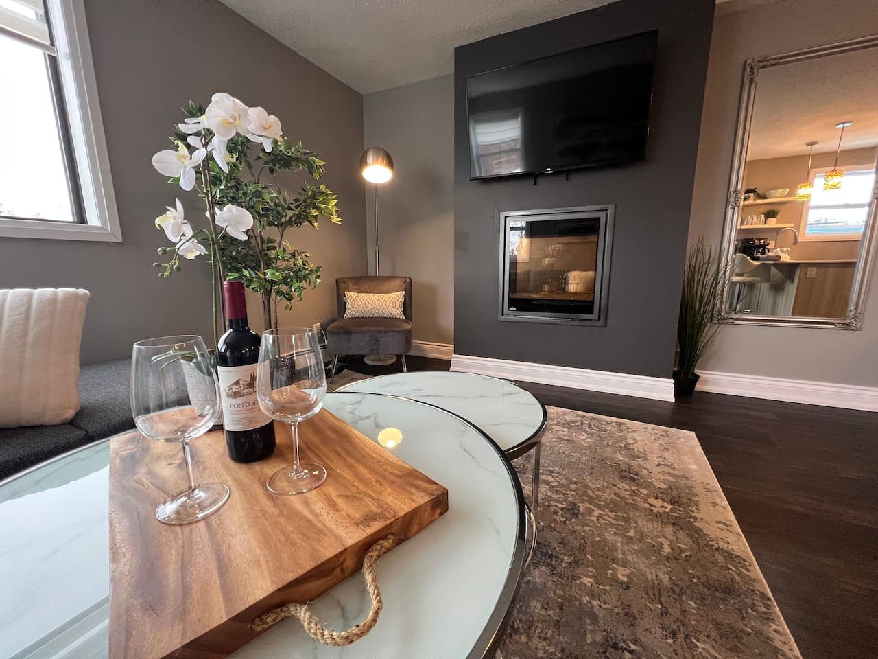 A glass of wine by the fireplace – pure relaxation.