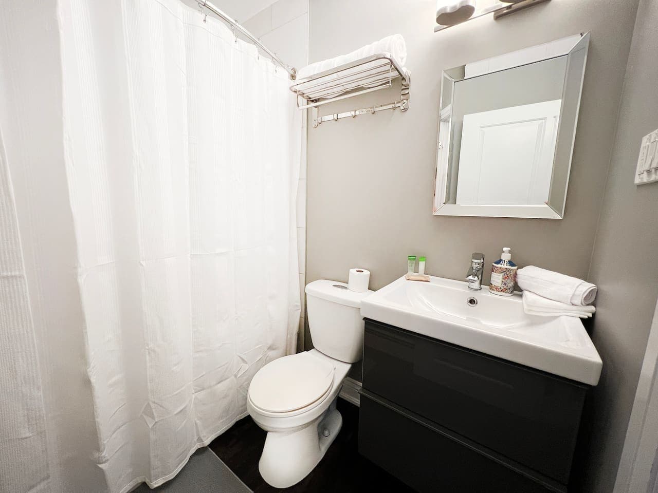 Modern and functional, this bathroom features a sleek bathtub and all the essentials for a relaxing and enjoyable stay.