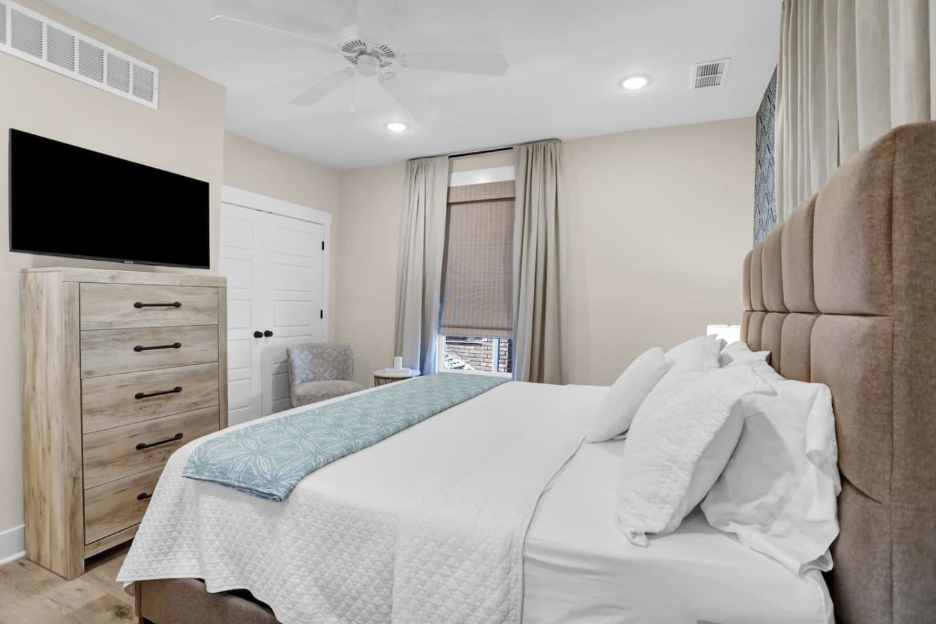 Drift into a peaceful sleep in this comfortable king-sized bed