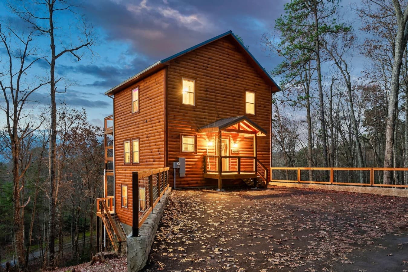 Rustic Charm – A beautiful three-level wooden cabin surrounded by nature, offering comfort and convenience with parking for up to three cars.