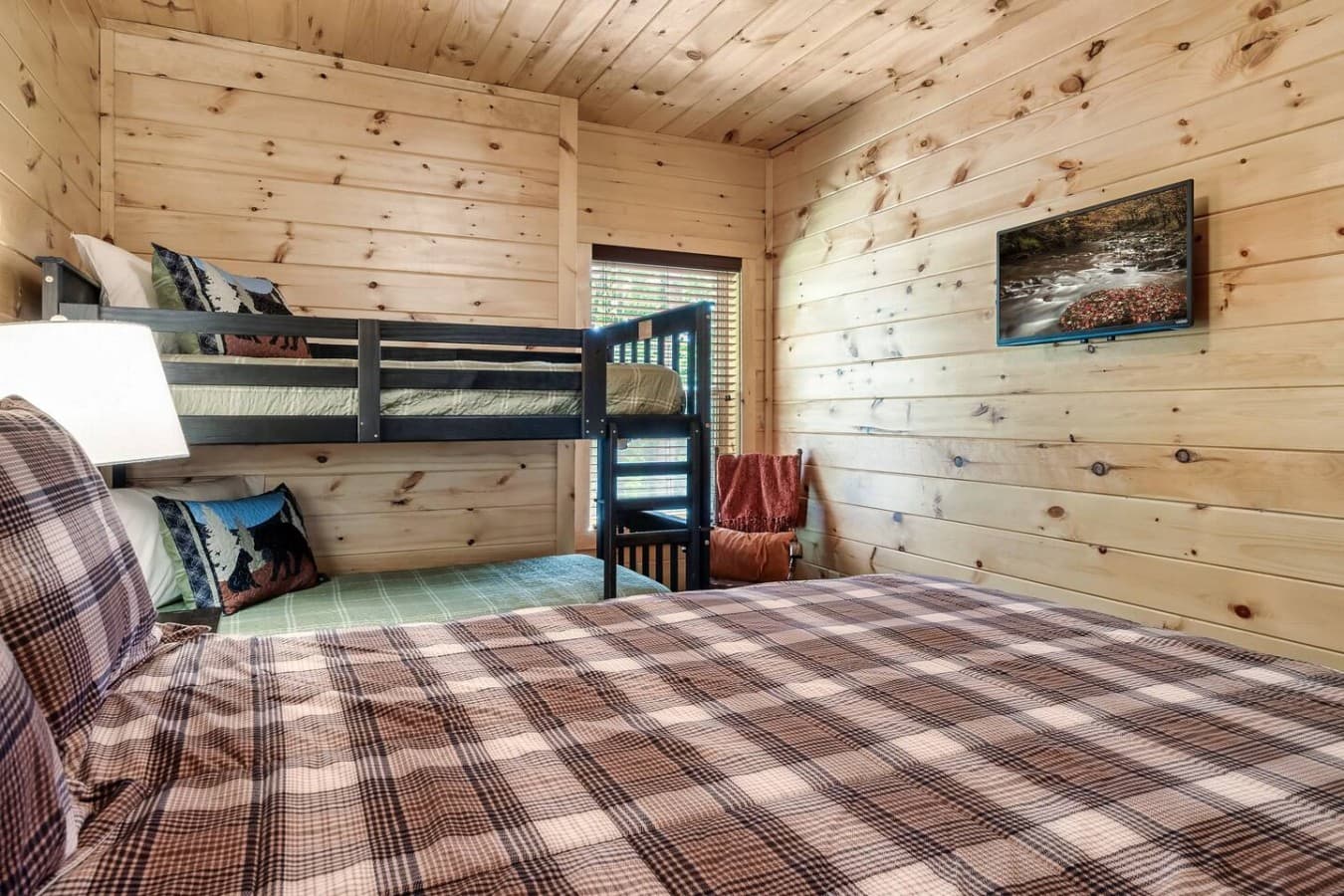 Perfect for friends or family, this room combines comfort and fun with its versatile bedding.