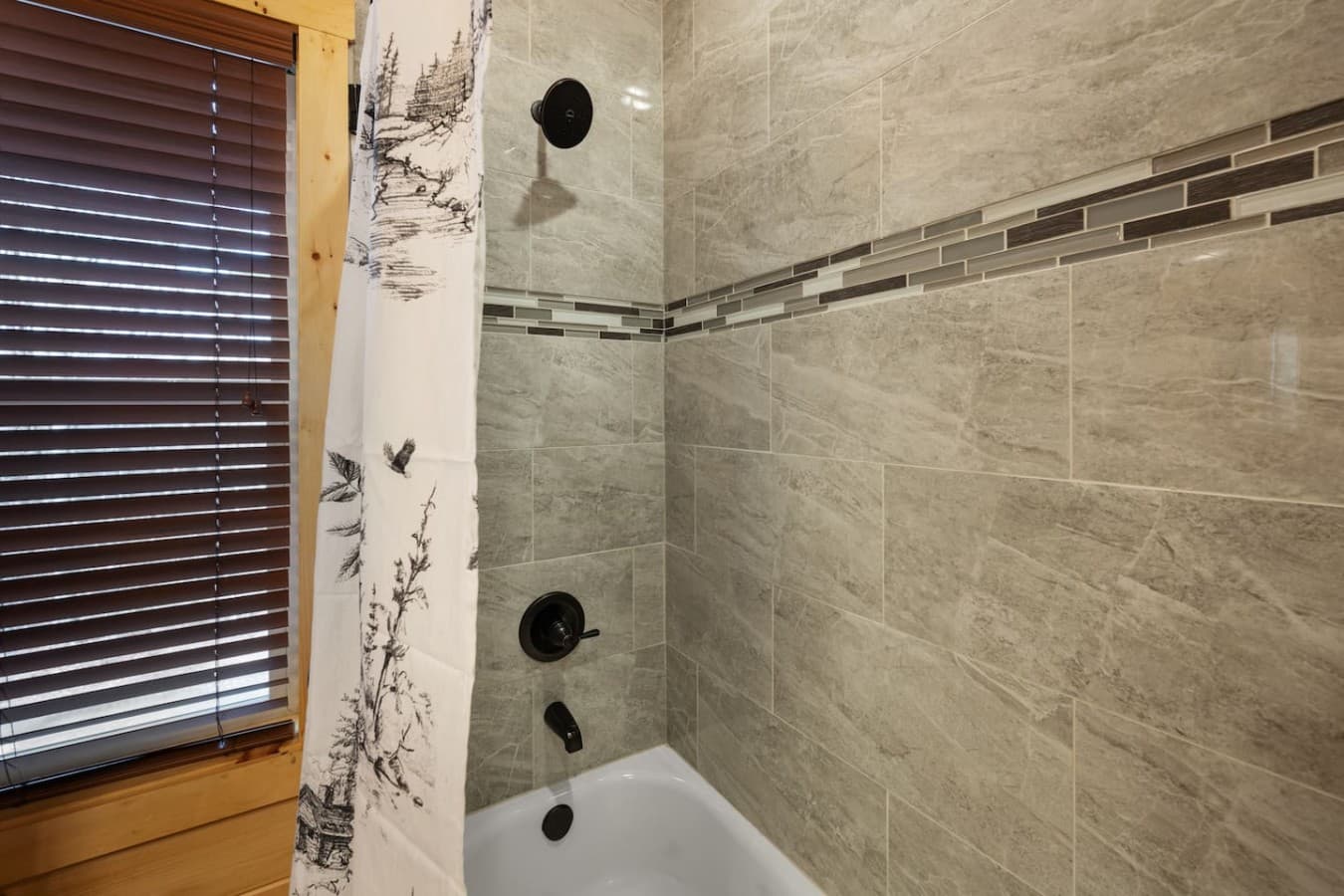 Soak & Relax – Unwind after a day of exploring with a soothing soak in the bathtub, surrounded by cozy wooden accents.