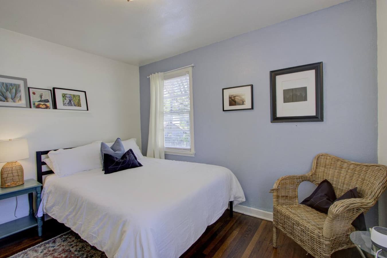 Dream to the rhythm of Memphis nights in your queen bed.