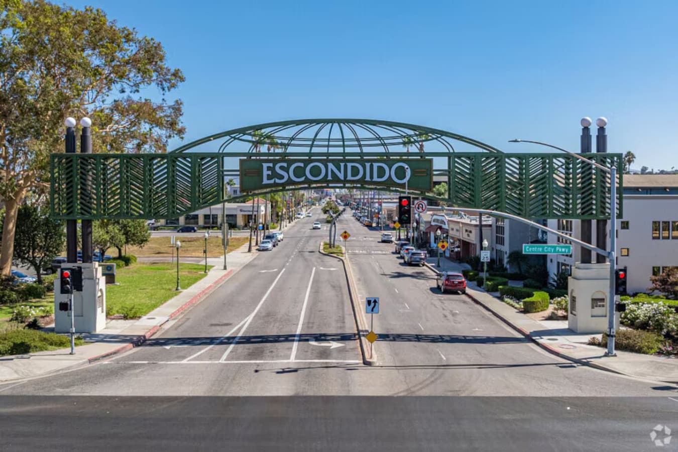 Downtown Escondido – 15 min drive. Explore charming shops, cozy cafes, and a variety of restaurants in this historic town center.