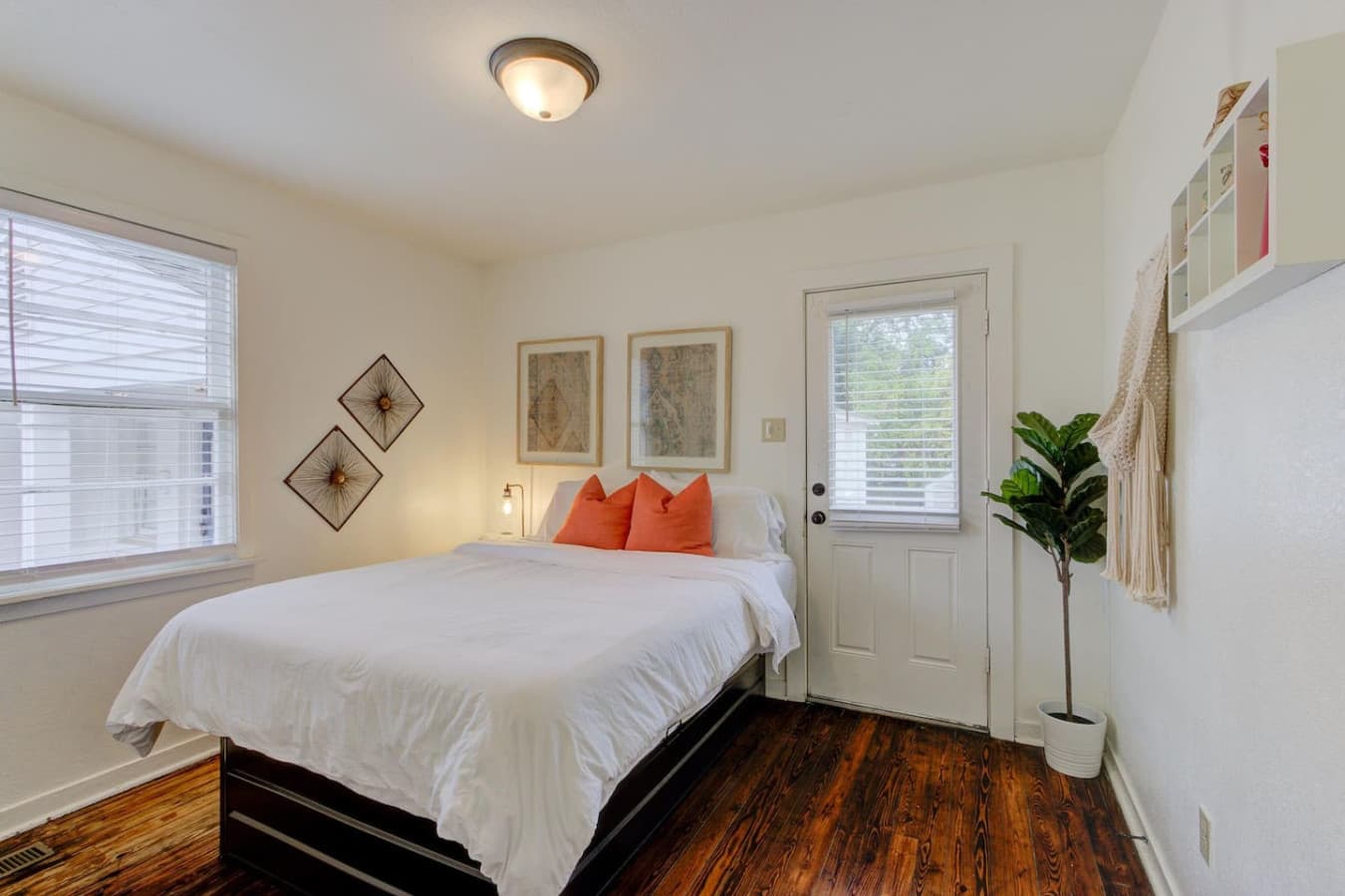 Cozy queen bed = perfect night's sleep.