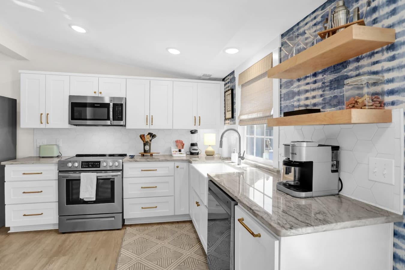 From morning coffee to cooking dinner, this full kitchen has you covered.