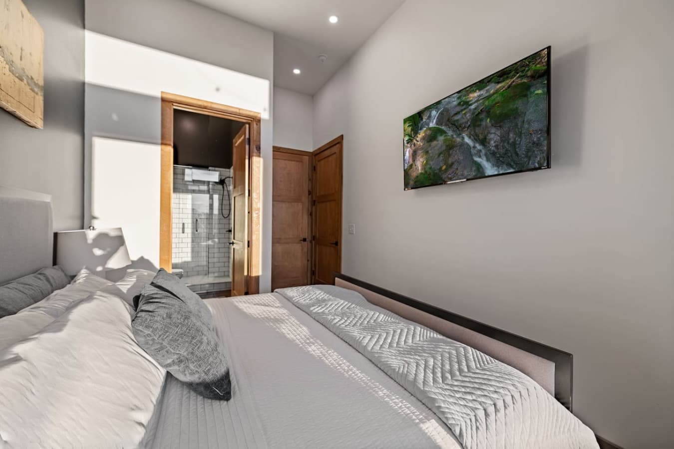 Where indulgent rest meets mountain elegance—unwind beneath high-end bedding and let nature be your backdrop.
