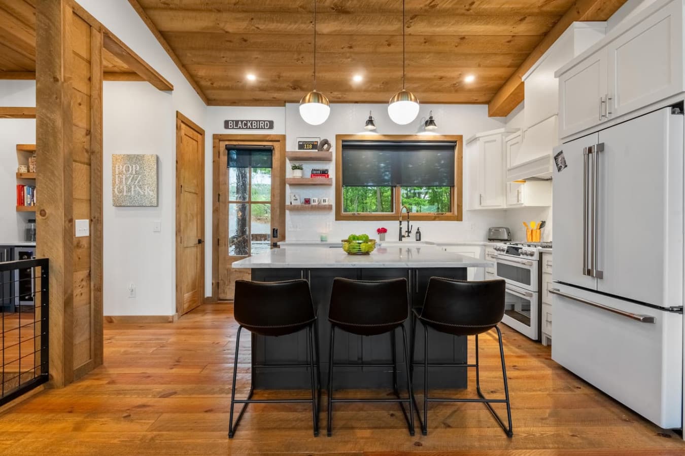 Spacious, functional, and perfect for a quick bite or a long conversation. This island is the heart of the kitchen.