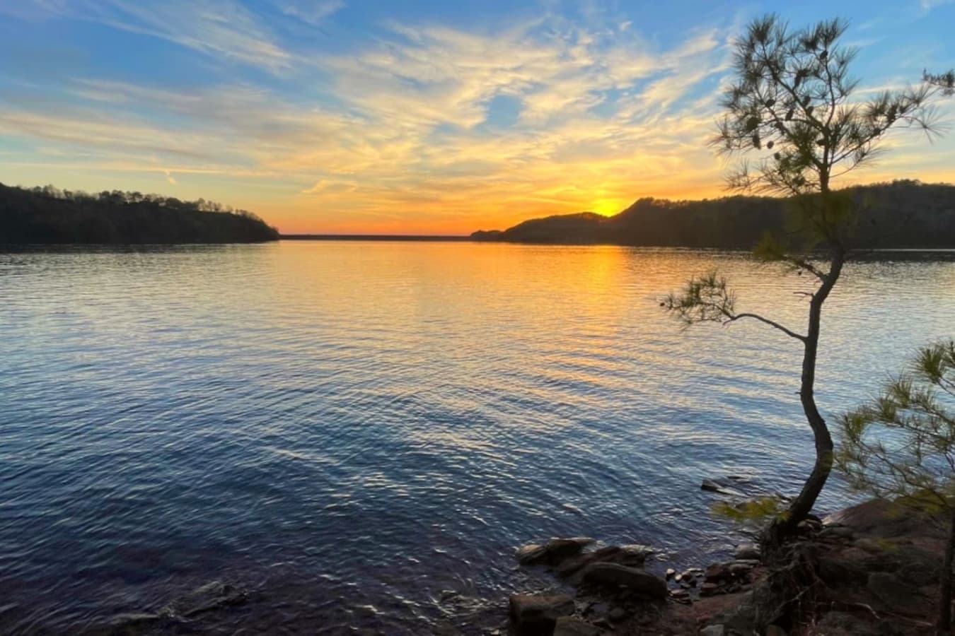 Carter’s Lake: A tranquil escape perfect for fishing, kayaking, or just relaxing by the water—only 50 minutes from your stay.
