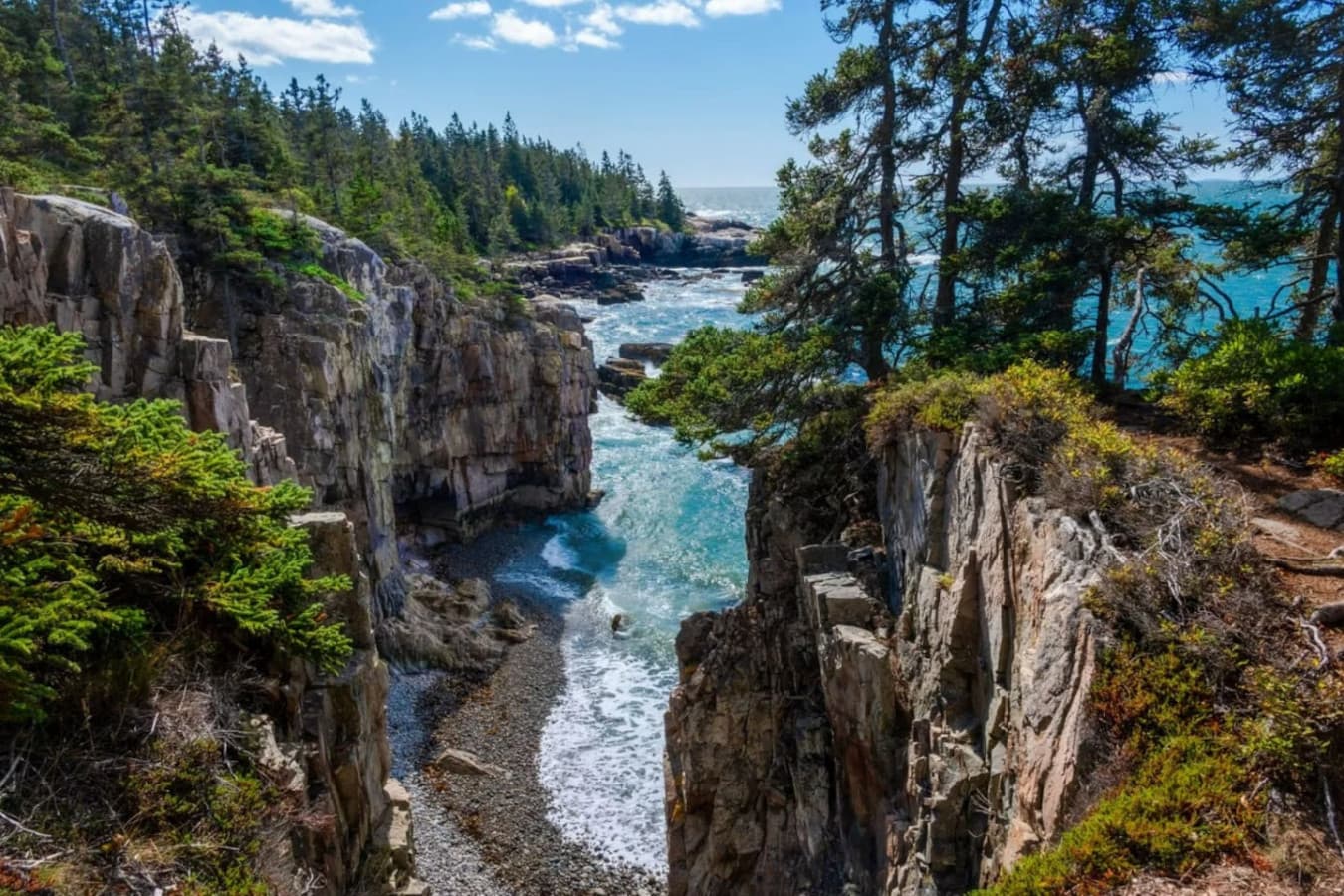 Schoodic Point – 25 min drive. Located in the Schoodic section of Acadia National Park, this coastal lookout offers panoramic ocean views and powerful waves crashing against pink granite ledges. Ideal for a morning walk or sunset photos.